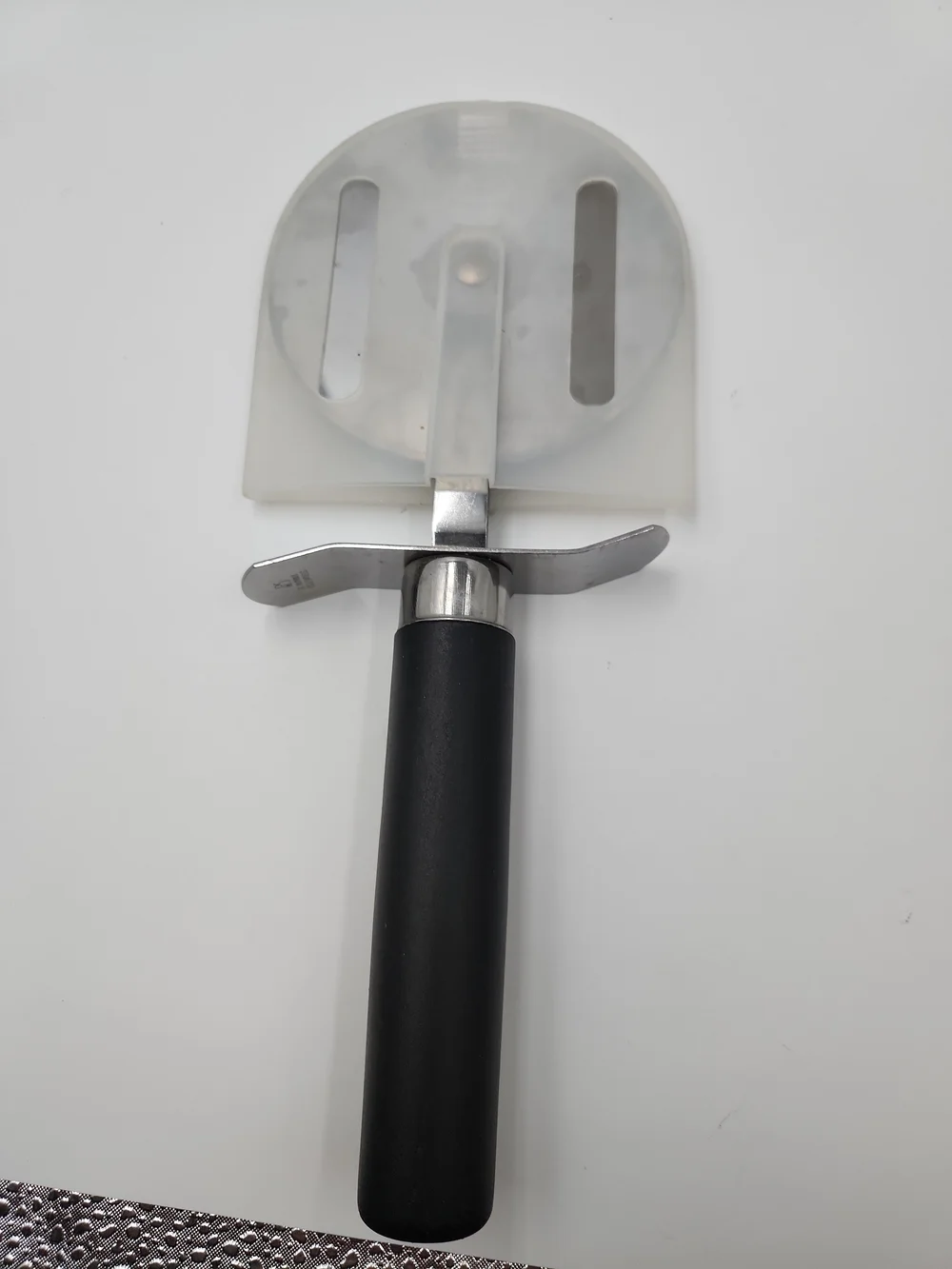 The Pampered Chef #1301 Pizza Roller Wheel Cutter With Protective Cover